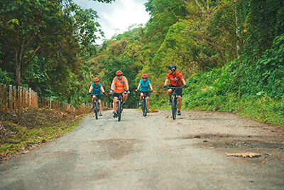 Volcanic Vibes & Hot Springs - Kayak y aguas termales Kayak y aguas termales - Aventura en kayak y relajación en aguas termales volcánicas