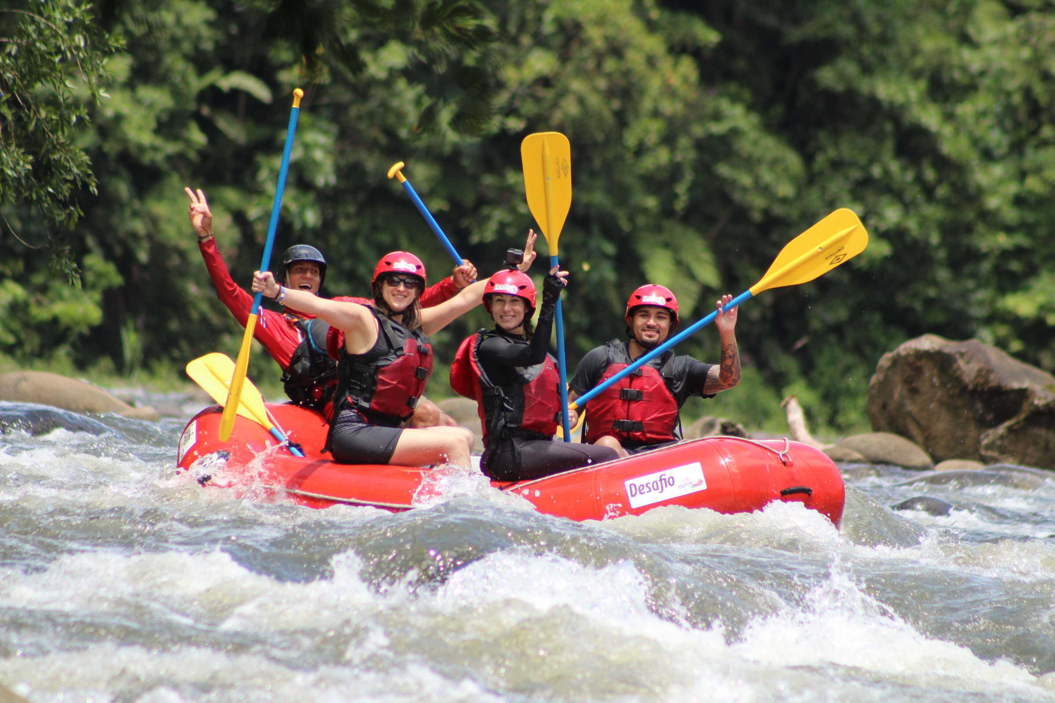 Rafting en aguas bravas - Aventura de rafting y salto de cascadas en el primer día